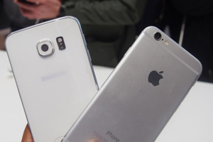 The Galaxy S6 and iPhone 6 are two of the most popular smartphones for 2015. Photo: Trusted Reviews <br/>