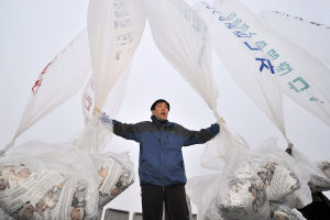 Activist Park Sang Hak plans to send thousands of copies of ''The Interview'' and propaganda leaflets into Pyongyang via 33-foot hydrogen balloons. <br />
<br />
 <br/>