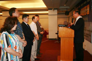 At the conference, Rev. Joseph Tong ordained five market place pastors and ministers at the second “Lamb Culture Excel Management International Forum” held in Singapore from January 8-11, 2009. <br/>(Provided by Conference)