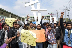 Pakistani Christians shout slogans during a protest in Lahore on Mar 16, 2015 against suicide bombing attacks on churches by Taliban militants <br/>Reuters