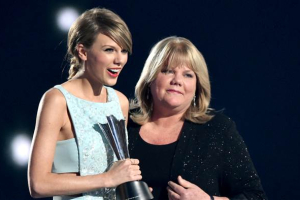 Singer Taylor Swift and her mother, Andrea Finlay, at the ACM Awards on Sunday, April 19, 2015. <br/>Getty Images