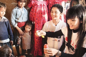 Vivian Chow and Charlene Choi visited the impoverished children in Nepal. <br/>(Chinanews.com)