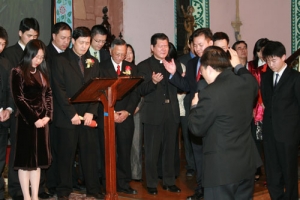 Rev. Liu Tong led the pastoral staffs and coworkers, brothers and sisters in Christ in prayer, asking the Lord to richly bless the future ministry developments of Harvest Church of New Jersey. <br/>(Photo: Harvest Church of New York) 