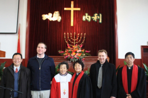 Dr. Graham Ward (second from the right) and Dr. Michael Hoelz (second from the left) took pictures with the Gangwashi Church’s senior pastor (third from the right) and the Gangwashi Church’s staffs. <br/>(Photo: Gangwashi Church) 