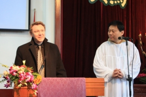 Dr. Graham Ward greeted the believers at Beijing Gangwashi Church in China. <br/>(Photo: Gangwashi Church) 