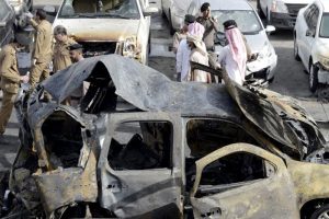 Policemen carry out an inspection after a car exploded near the Shi'ite al-Anoud mosque in Saudi Arabia's Dammam May 29, 2015. Islamic State claimed responsibility for the bombing that killed four people at the Shi'ite Muslim mosque in eastern Saudi Arabia on Friday. REUTERS/Faisal Alnasser <br/>