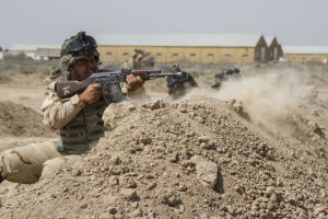 Iraqi soldiers train with members of the U.S. Army 3rd Brigade Combat Team, 82nd Airborne Division, at Camp Taji, Iraq, in this U.S. Army photo released June 2, 2015. The United States is expected to announce on Wednesday plans for a new military base in Iraq's Anbar province and the deployment of around 400 additional U.S. trainers to help Iraqi forces in the fight against Islamic State, a U.S. official said. REUTERS/U.S. Army/Sgt. Cody  <br/>