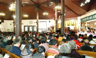 Presently, in the major cities across China, there exist various types and modes of churches, such as the traditional house churches, TSPM churches, intellectual churches, etc, and they all have a new outlook and can be said to be thriving with varieties. This picture shows believers in China praying on the World Prayer Day held a church in Beijing. <br/>(Chineseprotestantchurch.org)