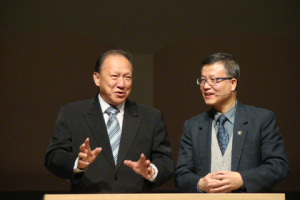 World-renown Chinese-Indonesian evangelist Stephen Tong (left) preached in vivid descriptions of the life of Jesus and the cross that Jesus carried and testified that Jesus is the manifestation of the truth and the representative that God sent to the earth in order to give us salvation. <br/>(Photo: Gospel Herald) 