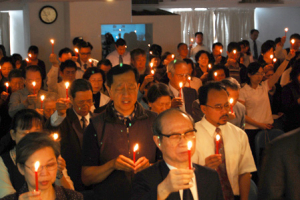 Towards the end of the service, the participants together sang praises and held up candle lights symbolizing the passing down of President James Taylor’s will. <br/>(Photo: Holy Light Theological Seminary)