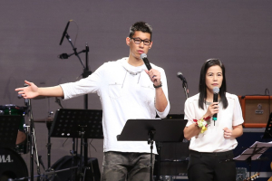 Jeremy Lin (left) spoke to nearly 2,000 students at Chinese University in Hong Kong. <br/>Photo: K. Y. Cheng