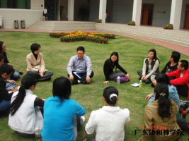 The doctorate students of Professor Alvin Dueck shared with the students in groups. <br/>Guangdong Union Theological Seminary 