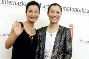 Actress Su Yan (L) and Sammi Cheng attend a photo call in Venice September 8, 2005. Yan and Cheng are starring in Hong Kong director Stanley Kwan's latest movie <br/>REUTERS/Alessia Pierdomenico 