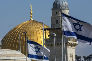 Israeli flags fly in front of the Dome of the Rock on the Temple Mount, Feb 25, 2014. Photo: Olivier Fitoussi/Harretz <br/>