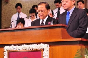 In the prayer of Rev. Morley Lee, executive director of Chinese Coordination Centre of World Evangelism (CCCOWE), he said, “Dr. Taylor was born in China, has served numerous brothers and sisters. Although he is dead, he is like Abel still speaking to us because of faith.” <br/>Photo: Medical Service International 