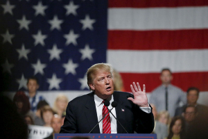 U.S. Republican presidential candidate Donald Trump speaks during a campaign event in Phoenix, Arizona July 11, 2015. REUTERS/Nancy Wiechec <br/>