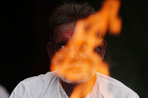 A man takes part in a religion conversion ceremony from Christianity to Hinduism at Hasayan town in the northern Indian state of Uttar Pradesh August 29, 2014. Picture taken August 29, 2014. REUTERS/Adnan Abidi  <br/>
