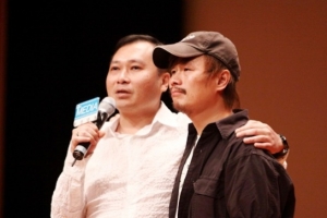 Tats Lau (left) gives his testimony while standing with the film director (right). <br/>(TMEA)
