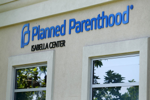 A Planned Parenthood clinic is seen in Vista, California, August 3, 2015. Planned Parenthood will be the focus of a partisan showdown in the U.S. Senate on Monday, as abortion foes press forward a political offensive against the women's healthcare group over its role in fetal tissue research. Congressional Republicans are trying to cut off Planned Parenthood's federal funding, reinvigorating America's debate about abortion as the 2016 presidential campaign heats up. REUTERS/Mike Blake <br/>