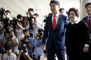 Former first lady Lee Hee-ho (R), widow of late South Korean President Kim Dae-jung, arrives at Gimpo Airport in Seoul, South Korea, August 5, 2015. Lee, widow of Kim who was well known for his pro-North Korea policies, leaves for North Korea to make a rare visit to the reclusive state by Kim Jong Un's invitation. REUTERS/Kim Hong-Ji <br/>