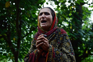 Safura Bibi, the sister of Shafqat Hussain, reacts after hearing news of his execution on August 4, 2015  <br/>AFP Photo/Sajjad Qayyum