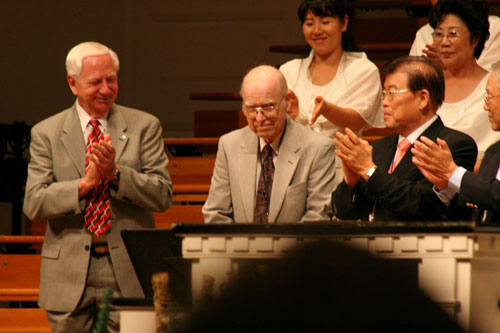 Dr. Ralph D. Winter, founder of the U.S. Center for World Mission, is greeted with applause after being introduced at the Korea World Mission Conference 2008 on July 28, 2008 in Wheaton, Ill. <br/>(Photo: The Christian Post)