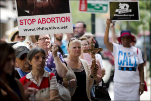 Anti-abortion activists demonstrate near a Planned Parenthood clinic in Philadelphia on July 29, 2015. <br/>AP photo