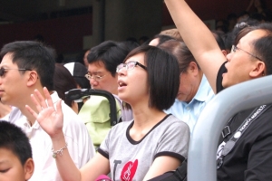 Standing before the stage, young believers raised their hands and called out to God. <br/>(Sharon Chan/The Gospel Herald) 