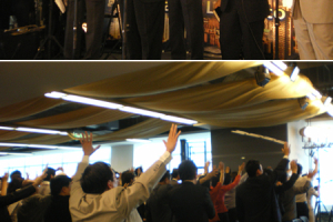 Rev. Chung-Chien Shia (James), secretary-general of Chinese Christian Evangelistic Association, and the pastors of the Taipei metropolitan area led the crowd in praying for the transformation of the churches and the city. The participants prayed Taipei while facing each direction. <br/>(Ian Hwang/The Gospel Herald)