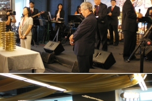 On the 84th floor of Taipei 101, ministers of different denominations broke bread, commemorating the sacrifice of the Lord’s body. The masters of the ceremony were Lutheran pastor Rev. Ning-ya Yang, Baptist pastor Ching-en Tsang, and New Life Christian Church Mission Bishop Huai-shan Lin. <br/>(Ian Hwang/The Gospel Herald)