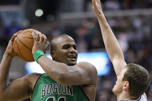Los Angeles Clippers and Dallas Mavericks are interested in signing Glen Davis for the upcoming NBA season. <br/>Wikimedia Commons/Keith Allison