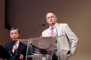 World renowned Biblical scholar Rev. Dr. Chris J. H. Wright hosted two seminars, in which he delivered a very important message to the Chinese churches in Hong Kong and in the world, at the mega-church EFCC Yan Food Church in Hong Kong on June 13th. <br/>(The Gospel Herald/Sharon Chan)