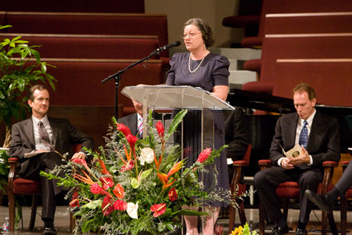 Linda Dorr, Dr. Winter's third daughter, speaks at her father's memorial held at Lake Avenue Congregational Church in Pasadena, Calif. on Sunday, June 28, 2009. <br/>(Photo: Hudson Tsuei/ Gospel Herald)