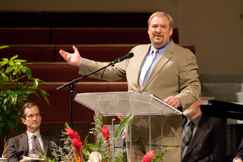 The Rev. Rick Warren speaks about his relationship with Dr. Ralph D. Winter at his memorial service held at Lake Avenue Congregational Church in Pasadena, Calif. on Sunday, June 28, 2009. <br/>(Photo: Hudson Tsuei/ Gospel Herald)