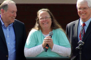 Kim Davis pictured with Republican presidential hopeful Mike Huckabee and her lawyer, Matt Staver. <br/>AP photo