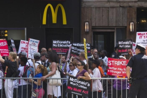 Activists and workers, demanding an increase in minimum wage, protest outside of a McDonald's in Manhattan, New York, September 4, 2014. REUTERS/Adrees Latif <br/>
