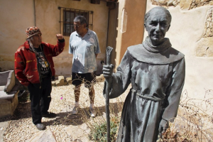 Chief Tony Cerda (L) of the Costanoan Rumsen Carmel Tribe of the Ohlone Nation and Rudy Rosales, Tribal Chairperson of the Ohlone Costanoan Esselen Natio, stand next to a statue of Franciscan Friar Junipero Serra during a Native American Cultural Study at the Carmel Mission in Carmel, California, September 15, 2015. REUTERS/Michael Fiala <br/>