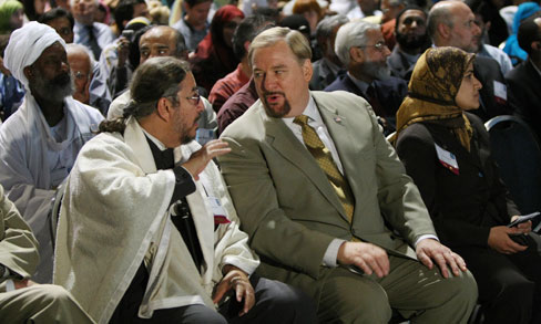 Sami M. Angawi, left, talks with Evangelical pastor Rick Warren, right, at the Islamic Society of North America <br/>(Photo: AP Images / Luis M. Alvarez)