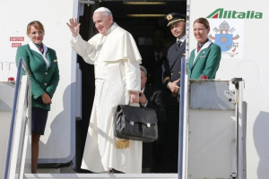 Pope Francis waves as he boards a plane at Fiumicino Airport in Rome September 19, 2015. REUTERS/Giampiero Sposito <br/>