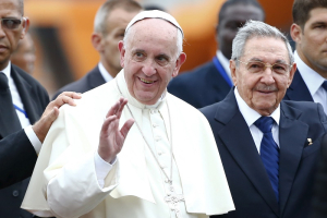Pope Francis (L) waves as he arrives, accompanied by Cuba's President Raul Castro, at the Havana airport September 19, 2015. REUTERS/Tony Gentile <br/>