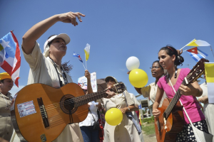 A Cuban nun plays a guitar next to Catholic faithful during the arrival of Pope Francis in Havana September 19, 2015. REUTERS/Stringer <br/>