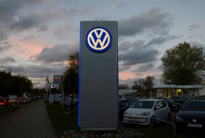The logo of German carmaker Volkswagen is seen at a VW dealership in Hamburg, Germany, in this file photo taken October 28, 2013. U.S. and California environmental regulators said on Friday they are investigating whether Volkswagen AG deliberately circumvented clean air rules on diesel cars. REUTERS/Fabian Bimmer/Files <br/>