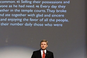 Prime Minister Stephan Harper read passages from the Book of Acts during the scripture-reading section of the chapel dedication service. <br/>Shiziwen.blshe.com