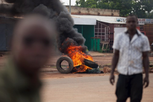 Men walk in front of a burning barricade set up by anti-coup protesters in Ouagadougou, Burkina Faso, September 21, 2015. REUTERS/Joe Penney <br/>