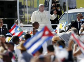 Pope Francis waves to the crowd in Holguin, Cuba, September 21, 2015. REUTERS/Edgard Garrido <br/>