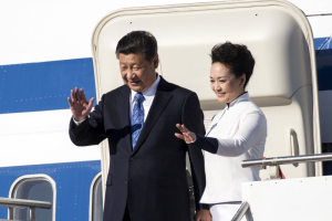 Chinese President Xi Jinping and First Lady Peng Liyuan arrive at Paine Field in Everett, Washington, September 22, 2015. REUTERS/David Ryder <br/>
