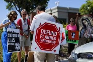 Protesters gather outside a Planned Parenthood clinic in Vista, California, August 3, 2015. REUTERS/Mike Blake <br/>