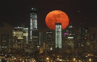 A full moon as seen from West Orange, New Jersey, rises over the skyline of Lower Manhattan and One World Trade Center (L) in New York, May 6, 2012. REUTERS/Gary Hershorn <br/>