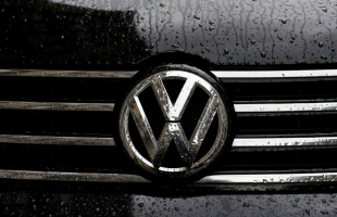 Raindrops are seen on the badge of a diesel Volkswagen Passat in central London, Britain September 22, 2015. REUTERS/Stefan Wermuth <br/>