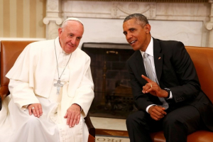 U.S. President Barack Obama sits with Pope Francis (L) in the Oval Office as the pontiff is welcomed to the White House during a ceremony in Washington September 23, 2015. REUTERS/Tony Gentile <br/>